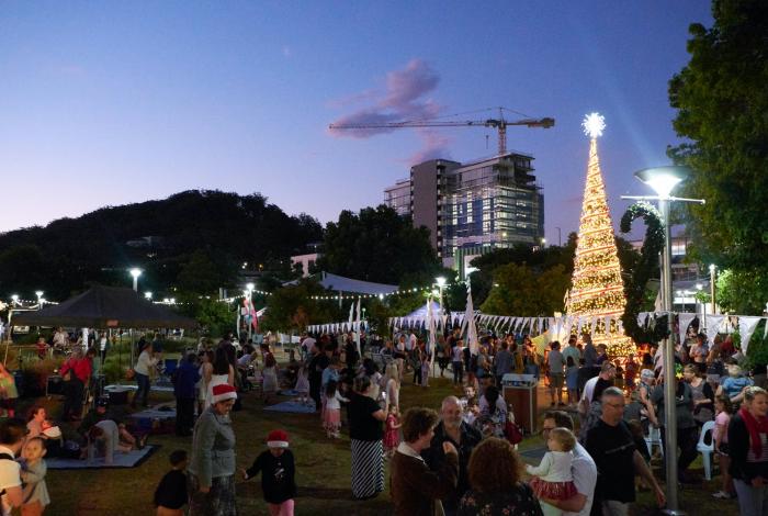 Photo of lighting Christmas tree